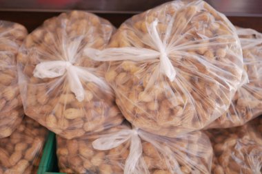 plastik torba üst görünümde fıstıklar .