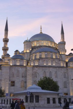 İstanbul 'da gün batımında bir caminin mimarisine hayranlık duyuluyor.