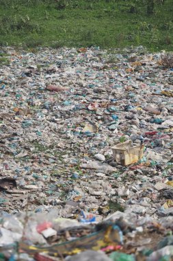 Çöplük, ihmal edilmiş bir alanda, kirlilik sorunlarını gözler önüne seriyor..