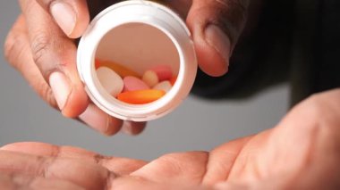 Bu klip düzenli ilaç kullanımının önemini vurgulamaktadır.