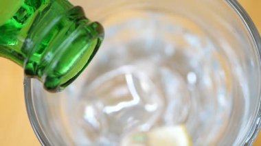 Serinletici bir içecek buz küplerinin üzerine dökülür..