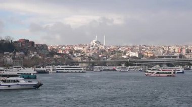 İstanbul 'un büyüleyici manzarası, tarihi ufuk çizgisinden geçen teknelerle.