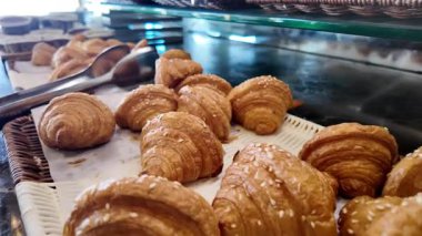 Pastanedeki servis tepsisinde susamlı lezzetli, lapa gibi kruvasanlar..