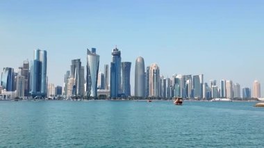 Katar Doha 8 Şubat 2025 Şehir silueti modern mimariyle Katar 'daki sudan izleniyor ,