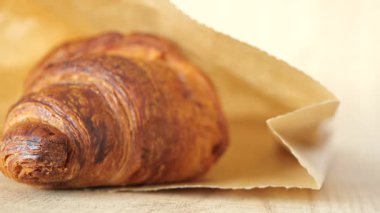 Sıcak, pullu kruvasan. Müşteriler eğlensin diye kağıda konmuş..