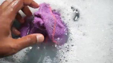 Mor Kumaş ve Sabunlu Köpüklerle Yüzey Temizleme, 