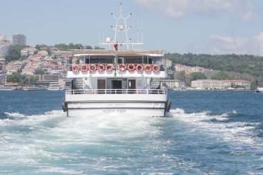 Hindi İstanbul 8 Haziran 2024 Yoğun bir limanda güneşli bir günde tekne gezintisi.
