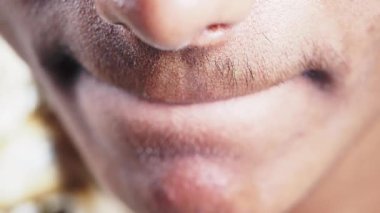 Erkek dudaklarının pürüzsüz dokusunu ve doğal güzelliğini yakalıyor..