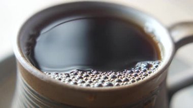 Sıcak bir atmosferde otururken zengin kahvenin tadını çıkarmak..