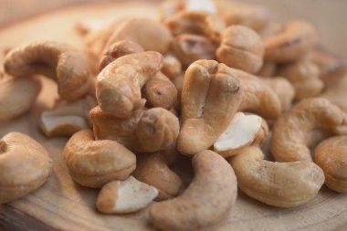 Ahşap bir yüzeye serpiştirilmiş taze kaju, tarifler için mükemmel..