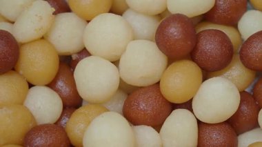 Tabaktaki renkli laddu 'nun üst görünümü .