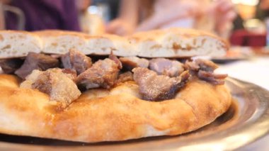 Dolgun bir lokantada et ve ekmek kombinasyonunu deneyin..