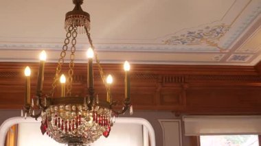 Güzel avize, karmaşık tavan tasarımı ve dekoruna ışık tutuyor..