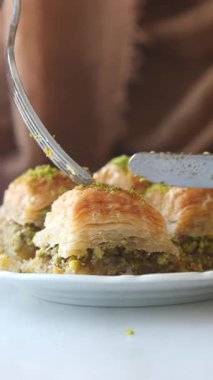 Ceviz ve şurupla dolu sıcak servis edilen baklavanın hazırlanışını izleyin..