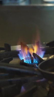 Yemeği hazırlarken ocağın üzerinde parlak bir alev yanıyor..