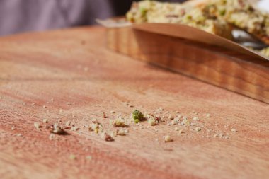 Tahta bir yüzeyde kırıntılar bırakılır..