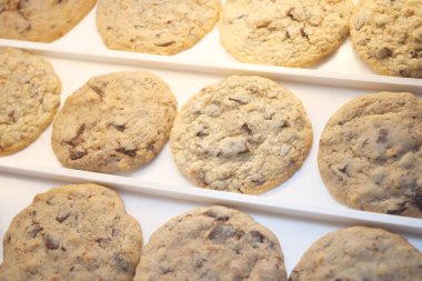 Yerel bir pastanede çeşitli kurabiyeler soğutuluyor..