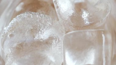 Buz küpleri berrak bir kasede ışıldar ve parlar, içecekler için mükemmeldir..