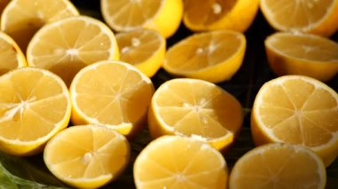 Limonlar yeni dilimlenmiş ve açık havada ahşap bir masada sergileniyor..