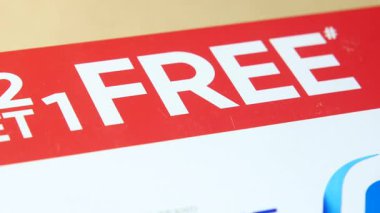 Promosyon materyalleri bir mağaza bağlamında ücretsiz bir ögeyi vurgular.