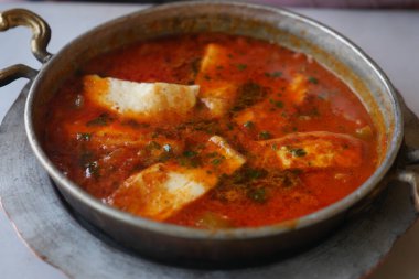İçinde paneer peyniri ve baharatlar bulunan lezzetli bir köri..