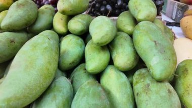 Markette canlı bir taze yeşil mango koleksiyonu sergileniyor.
