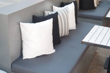 Yumuşak yastıklı koltuklar çağdaş bir kafede rahatlatıcı bir yer sağlar..