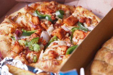 Tavuk ve yeşil biberli taze yapılmış pizza yemeye hazır..