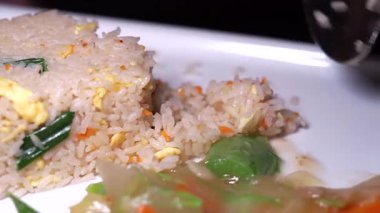 Lezzetli bir tabak kızarmış pirinç ve canlı sebze sosu..