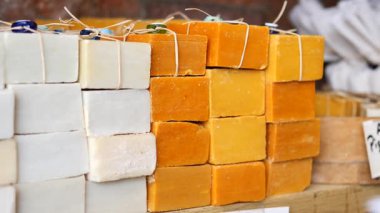 Renkli doğal sabun kalıpları markette satılık..