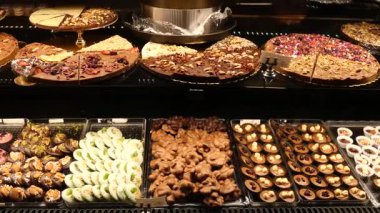 Pastanede cazip bir pasta ve şekerleme seçimi var..