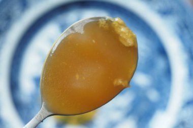 Kaşıkla Ghee 'nin üst görüntüsü ,