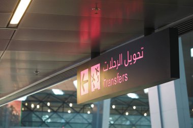 Gezginleri havalimanında transfer hizmetlerine yönlendiren bir imza.