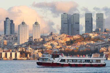 İstanbullar ufuk çizgisine bakarken bir feribot Boğaz 'ı geçiyor..