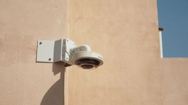 Dış duvarlara bir güvenlik kamerası monte edilmiş..