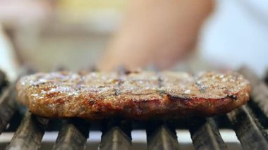 Sıcak bir akşamın tadını çıkarırken mangalda kalın bir biftek pişirmek..