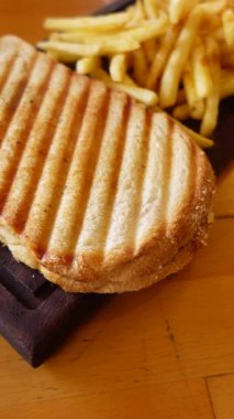 Lezzetli ızgara sandviç ve öğle yemeğinde patates kızartması..