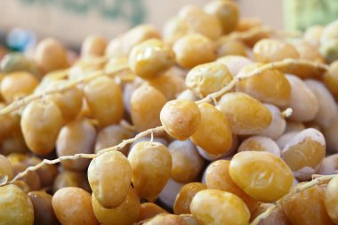 Satıcılar olgun sarı tarihler sergileyerek piyasadaki müşterileri cezbediyor..