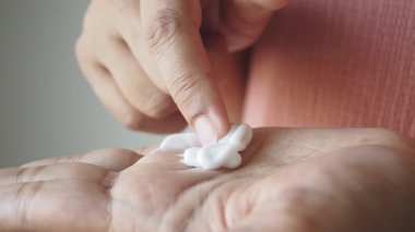 Ellerin susuz kalmaması ve sağlıklı kalabilmesi için besleyici bir krem sürüyorum..