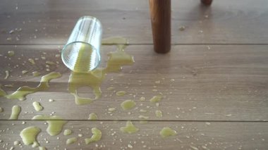 Camdan bir bardak devrildi ve yere büyük bir düşüş yarattı..