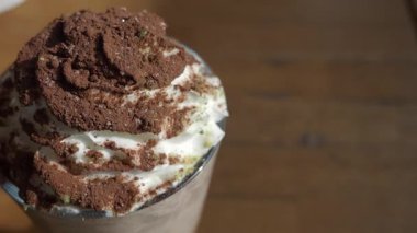 Çikolata ve kafede krem şantili leziz bir tatlı..