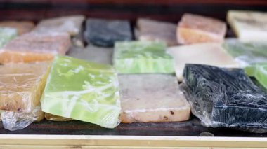 Bir açık hava pazarında sergilenen el yapımı sabunların canlı seçimi.