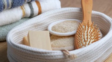 Evde doğal cilt bakımı için basit araçlar keşfedin.