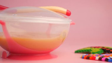 Bebek maması kasesi ve kaşık, 