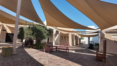 Yumuşak güneş ışığı ve eşsiz mimari içeren tuhaf bir ara sokağı keşfedin..