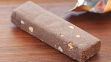 Fındıklı çikolata çubuğu ahşap bir masada sergilenir.