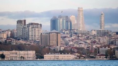 Dramatik ufuk çizgisi, güzel bir arka plana karşı çağdaş binaları gözler önüne seriyor..