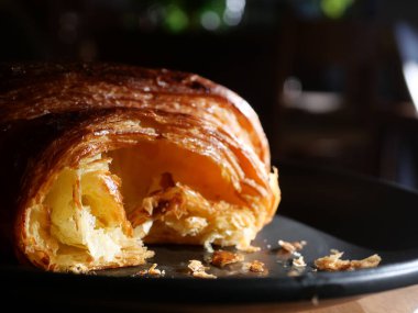 Bir kruvasan tabakası koyu bir tabakta vurgulanır..