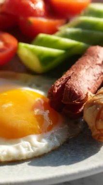 Yumurta, sosis ve sebzelerle nefis bir kahvaltı yapın..