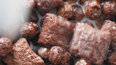 Kremalı süte batırılmış mısır gevreğinin tadını çıkar..